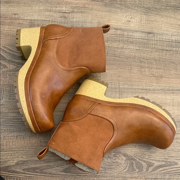 Universal Thread Tan Mules - Picture 1 of 6